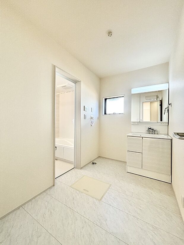 小窓がついているので湿気の多い場所でも換気が十分行えます。毎日の身支度を気持ち良く!