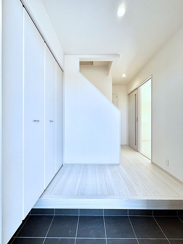 明るい玄関はお客様をお出迎えするのにぴったりです！ 