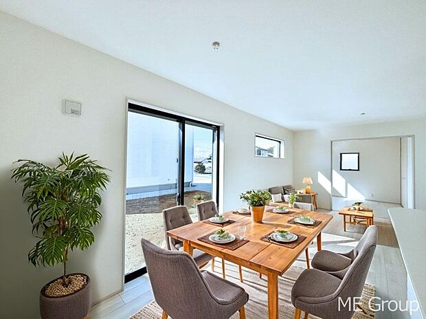 ご家族の賑やかな話し声で包まれる明るいリビング  ※家具はCGです