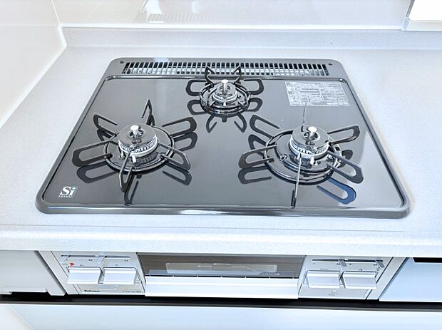 ガスコンロはＳｉセンサー搭載。火力調節や焦げ付き・消し忘れも防いでくれます。