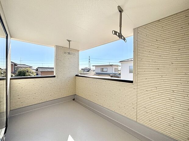 インナーバルコニーなので雨でも洗濯物を干す事が出来て、風通しがあるので乾きが良く、物干しスペースとして重宝します。 