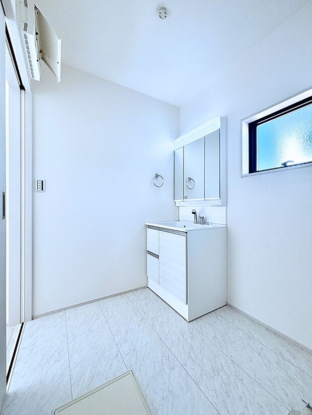 清潔感のある快適空間です。毎日の身支度も気持ち良くお使い頂けます。 