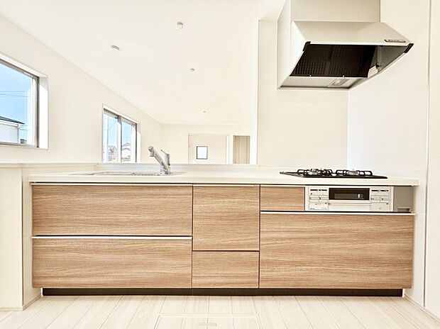 リビングを見渡せる人気のカウンターキッチン。 家族を見守りながら家事をすることができます。