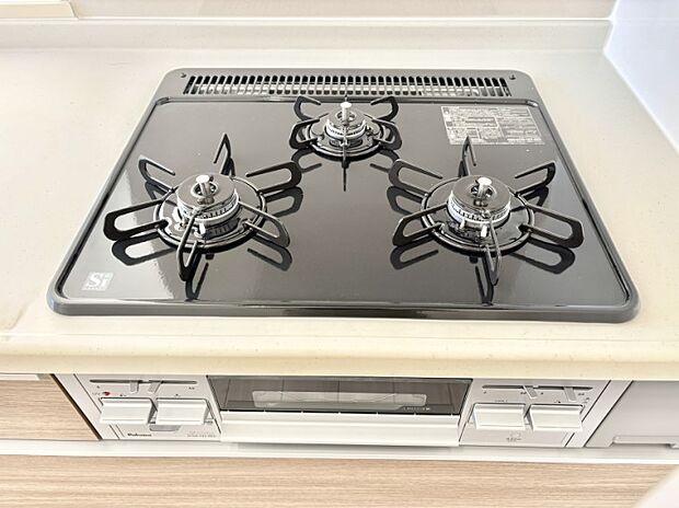 ガスコンロはＳｉセンサー搭載。火力調節や焦げ付き・消し忘れも防いでくれます。