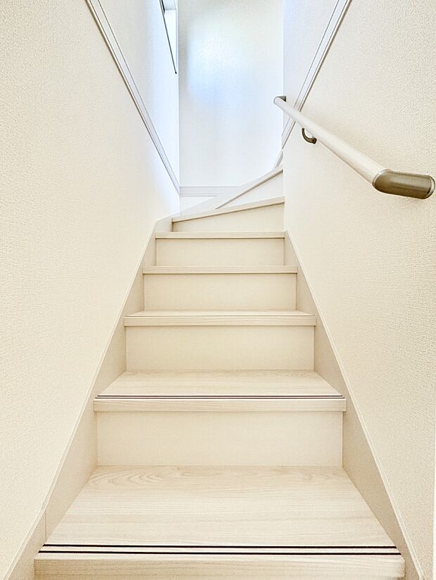 安全性を考慮し階段には手すりを設置しています