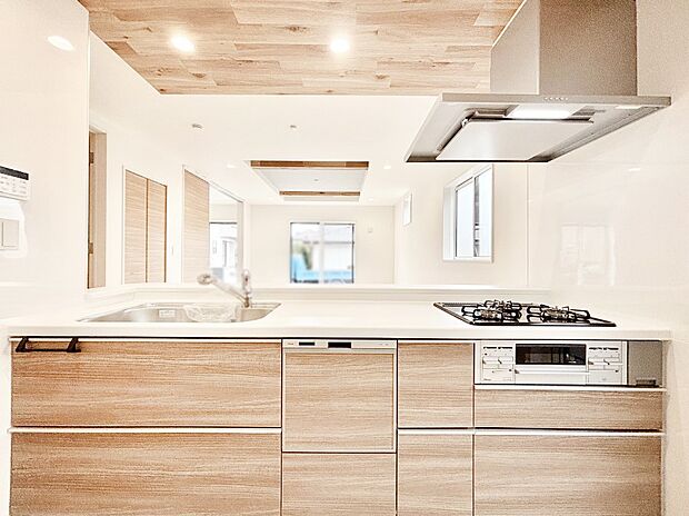 カウンター越しに楽しいおしゃべり。いつものお料理がもっと美味しくなりそうですね。