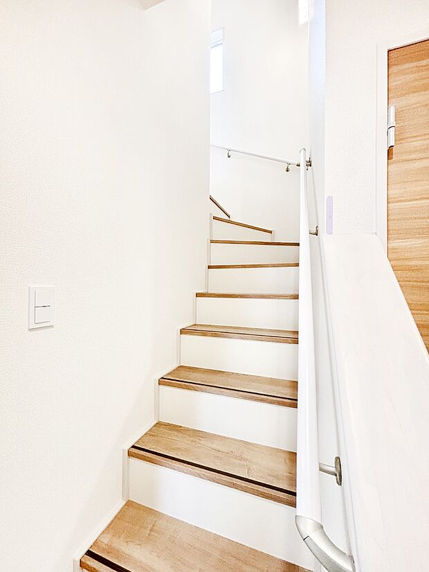 階段は手すり付きなので小さなお子さまやご高齢の方も安心です