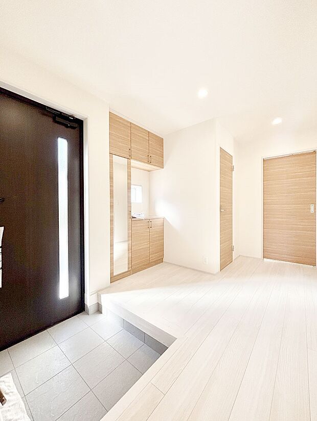 明るい玄関はお客様をお出迎えするのにぴったりです！ 