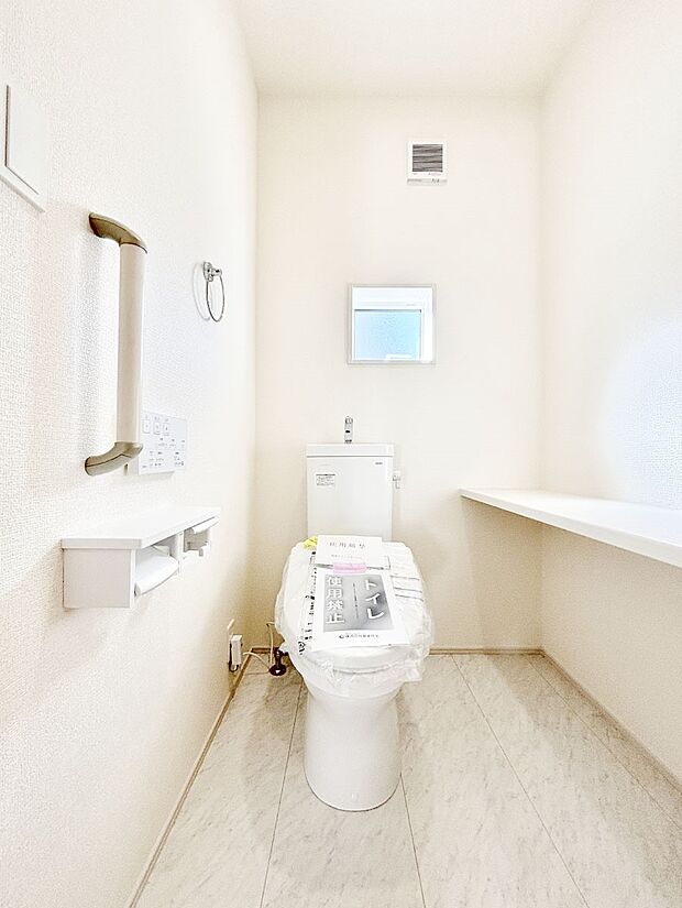 明るく清潔感のあるトイレです。   