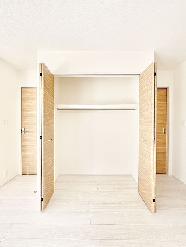 洋室のクローゼット。奥行きがあるので厚手の衣類もすっきり収まります。