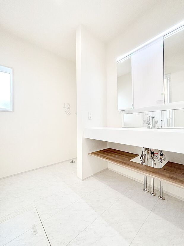 清潔感のある快適空間です。毎日の身支度も気持ち良くお使い頂けます。 