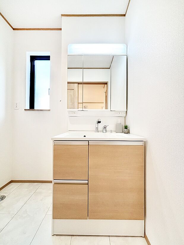 スタイリングに便利な三面鏡、ミラーキャビネットで細かい物スッキリ