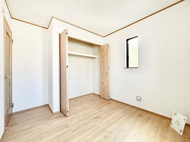 やさしい光がさしこむ居室はしっかり収納付き