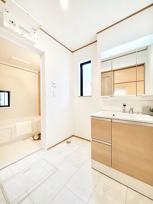 清潔感ある洗面化粧室で朝の身支度も快適