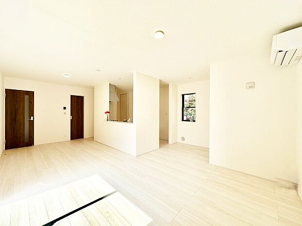 ご家族の賑やかな話し声で包まれる明るいリビング