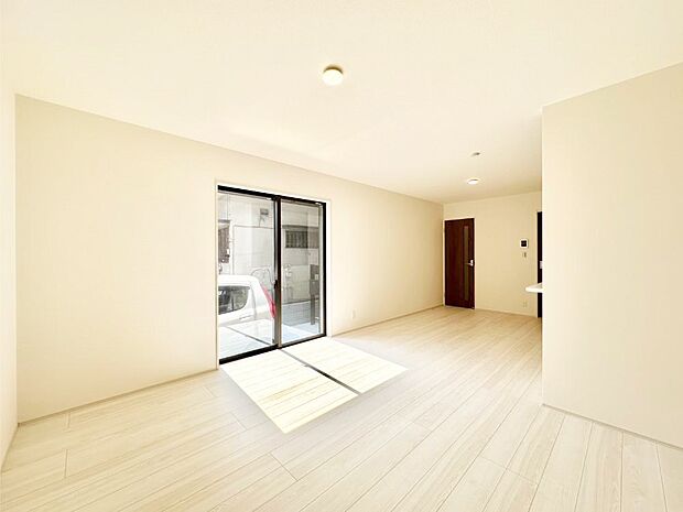 大きな窓からたっぷりの陽光と風を感じられるリビング