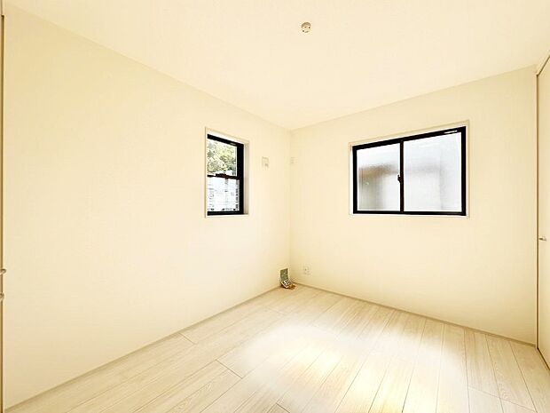 窓からのやさしい光が心地よいプライベートルーム