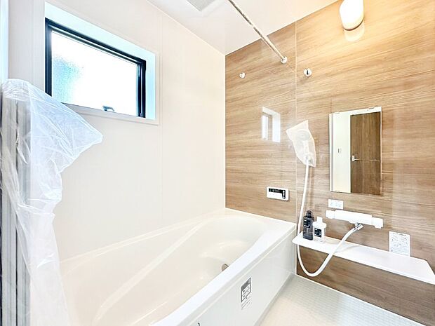 一日の疲れを癒してくれる明るい清潔感のあるバスルーム