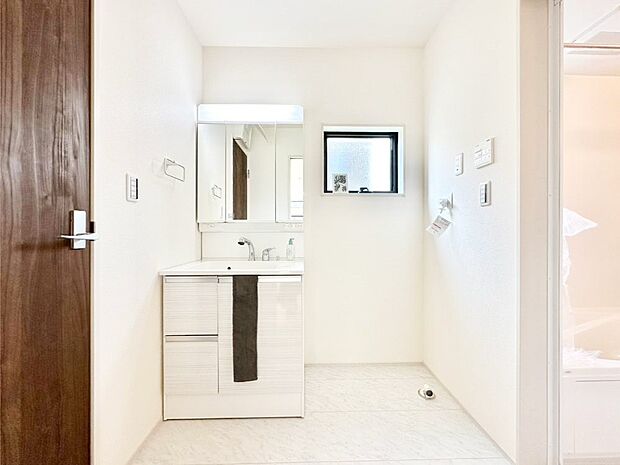 収納力と機能性に優れた洗面化粧台