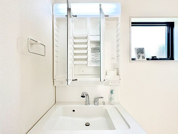 三面鏡の裏に、化粧品や衛生用品などを収納可能。洗面台をすっきりと保ちます!