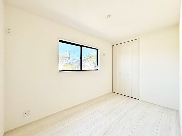 やさしい光がさしこむ居室はしっかり収納付き