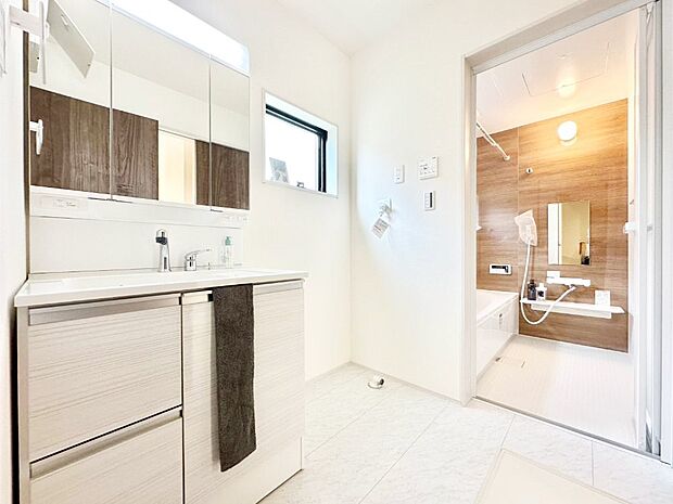 清潔感ある洗面化粧室で朝の身支度も快適