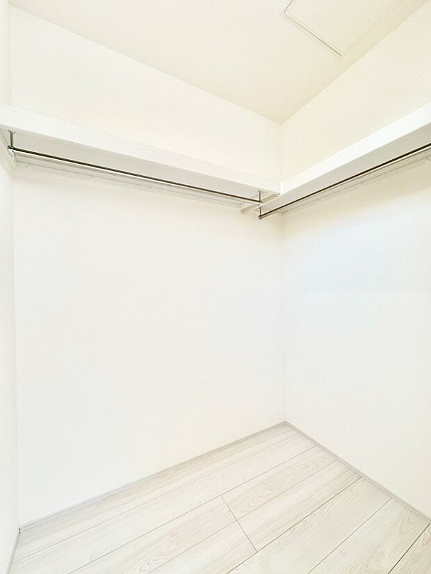 ウォークインクローゼットの活用で生活空間スッキリ