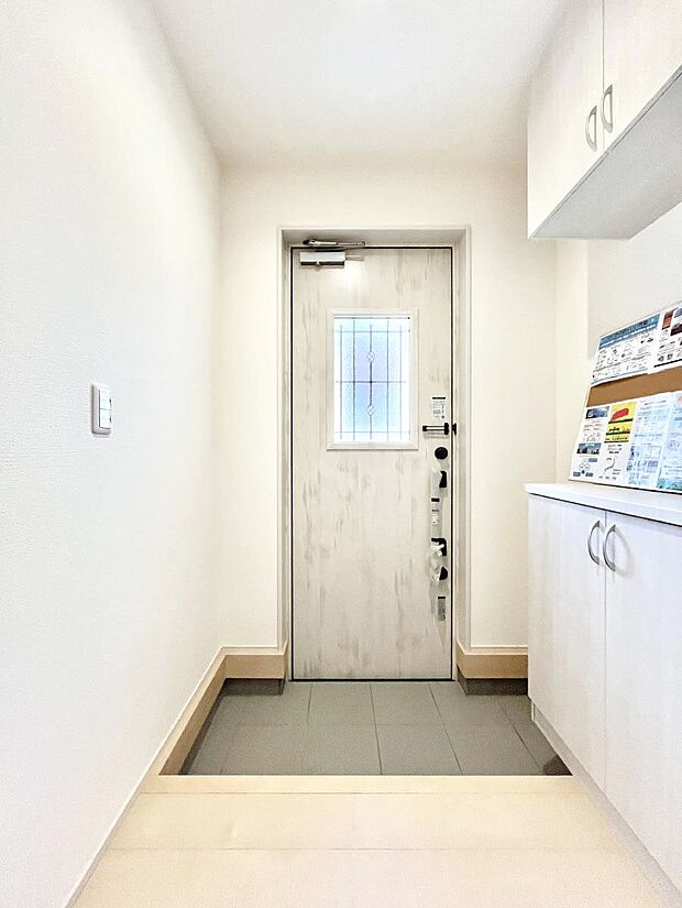 明るい玄関はお客様をお出迎えするのにぴったりです！ 