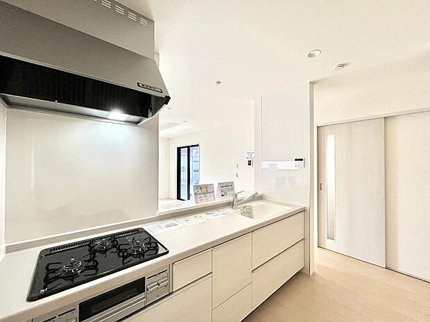 料理をしながらでもご家族との会話を楽しめる対面キッチン