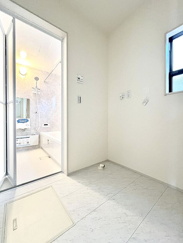 身支度もスムーズにおこなえる脱衣場        