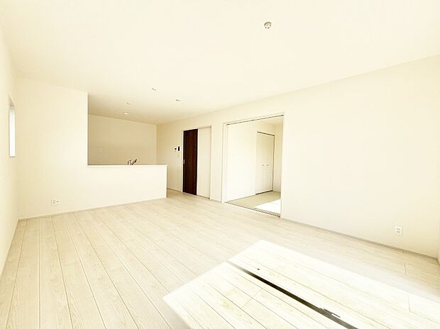 家族の笑顔が自然と生まれてくる、そんな雰囲気のダイニングに仕上がっています。