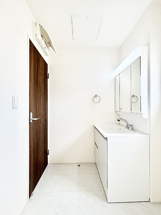 ゆとりの洗面スペースで朝の身支度もラクラク