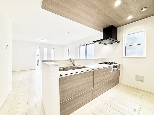 カウンター越しに楽しいおしゃべり。いつものお料理がもっと美味しくなりそうですね。