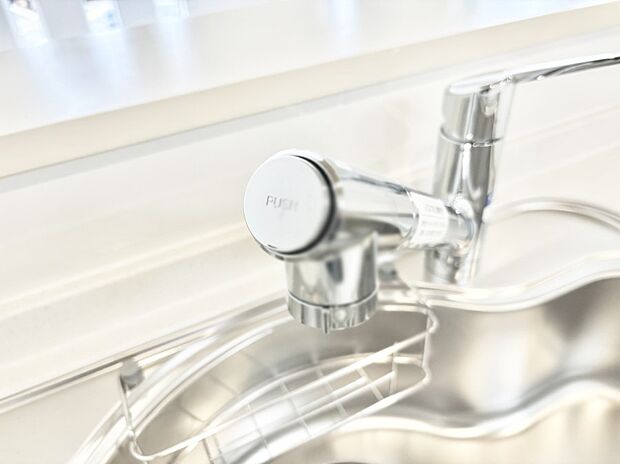 いつでも清潔なおいしいお水を。一つの水栓で水道水と浄水を使い分け。