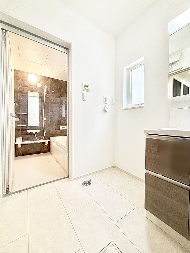 清潔感ある洗面化粧室で朝の身支度も快適