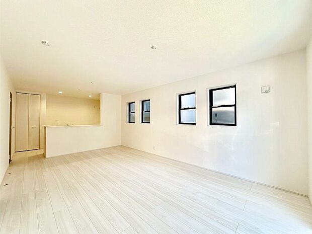 家族団らんの時間も増えそうなくつろぎのリビングダイニング。   　