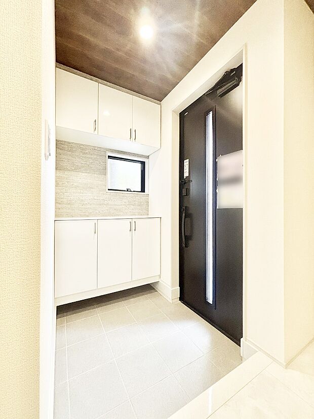 下駄箱はご家族の写真や季節のインテリアで飾り棚として演出できます