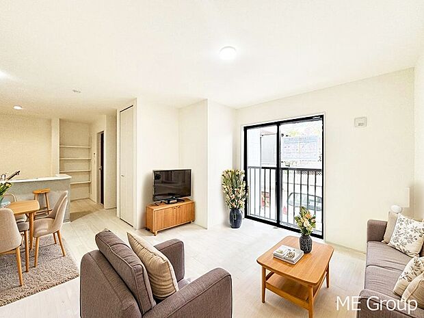 大きな窓からたっぷりの陽光と風を感じられるリビング※家具はCGです