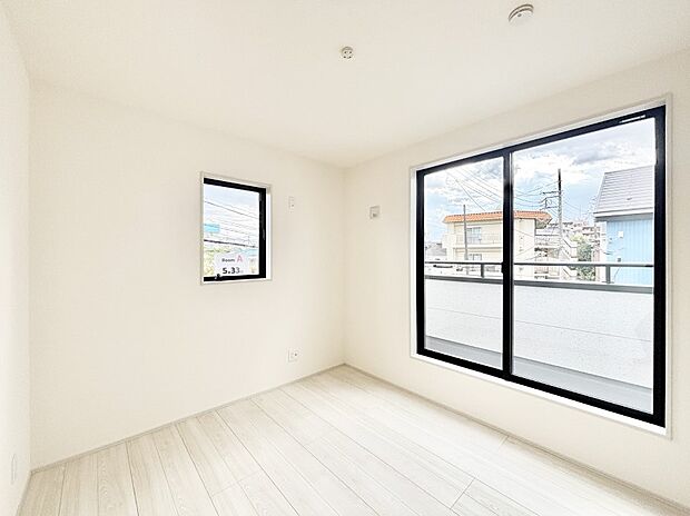 窓からのやさしい光が心地よいプライベートルーム