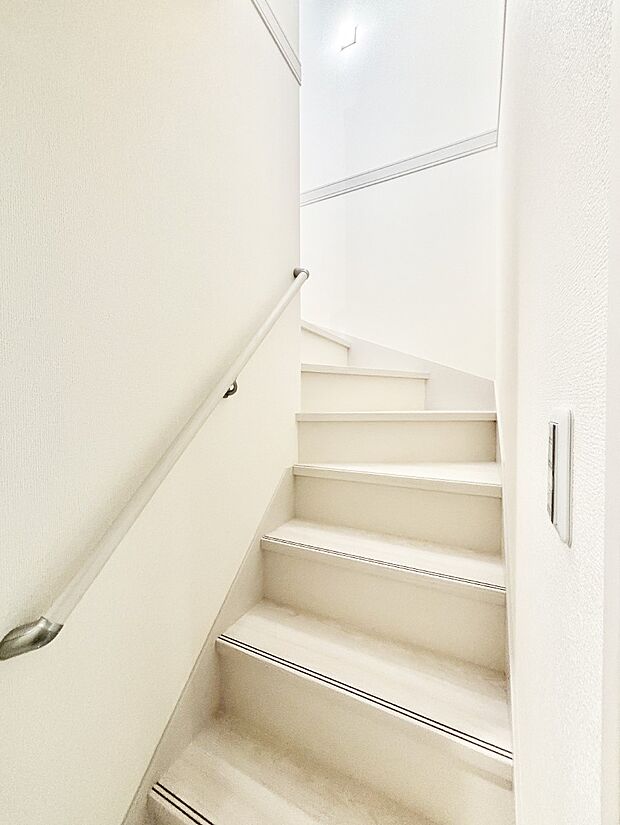 階段は手すり付きなので小さなお子さまやご高齢の方も安心です