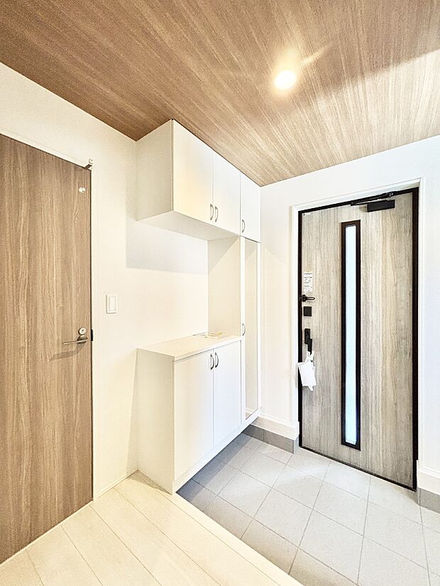 ガラススリットの入った玄関ドアが室内に光を届けてくれます