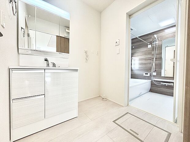 清潔感ある洗面化粧室で朝の身支度も快適