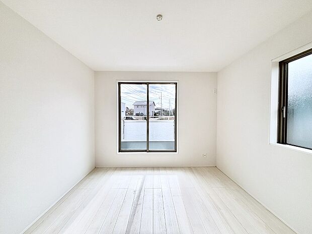 バルコニーが開放感をプラスしてくれる洋室