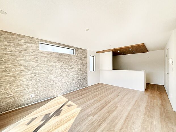 ナチュラルテイストの優しく柔らかい色使いのフローリングが素敵なリビングですね。