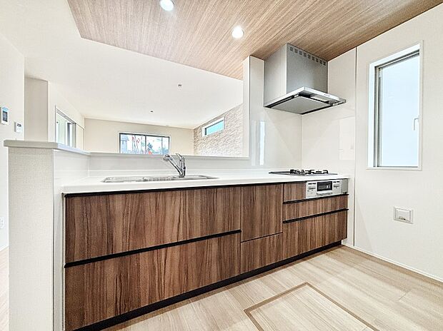 料理をしながらでもご家族との会話を楽しめる対面キッチン