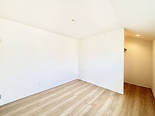 ウォークインクローゼットがあるお部屋。季節ごとの入れ替えも不要で便利です!