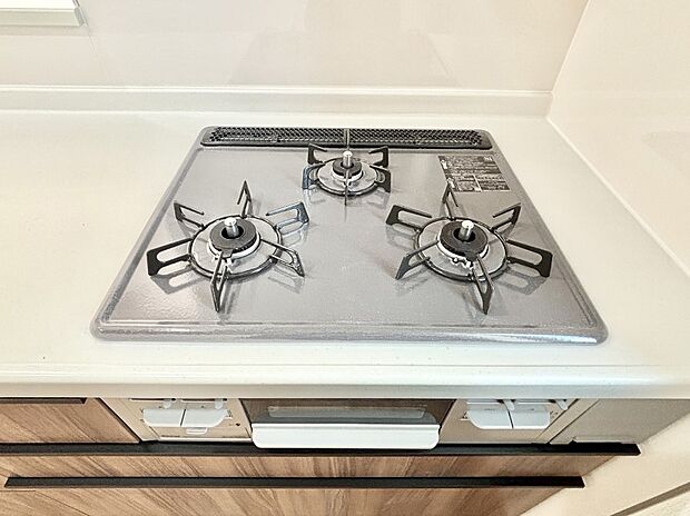 ガスコンロはSiセンサー搭載。火力調節や焦げ付き・消し忘れも防いでくれます。