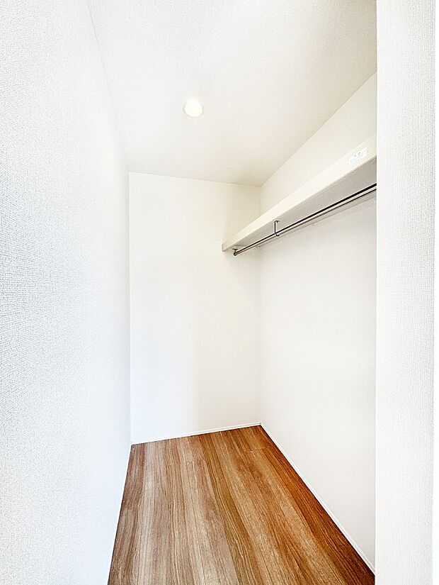 衣類をハンガーに掛けたまま収納できるWIC。衣類の整理整頓がしやすくて便利です!