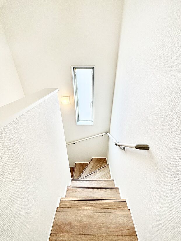 安全性を考慮し階段には手すりを設置しています