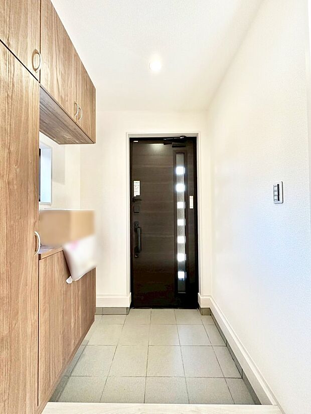 明るい玄関はお客様をお出迎えするのにぴったりです！ 